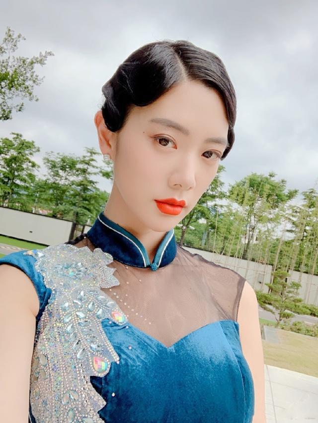 95网主播 霓虹低语